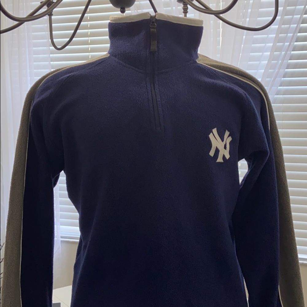 NY Yankee sweatshirt youth size XL 18-20
